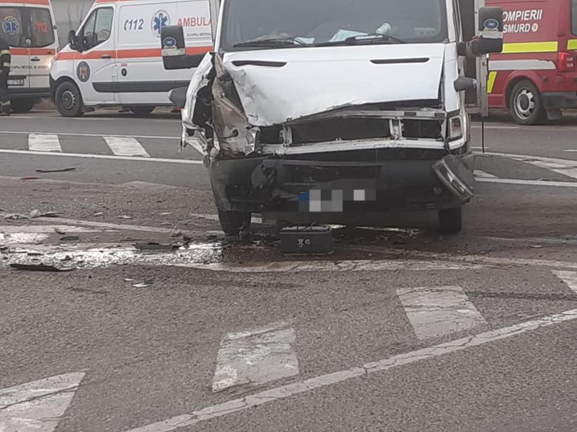 Accident la Vaslui. Mașinile sunt avariate. Două persoane au ajuns la spital 18829084