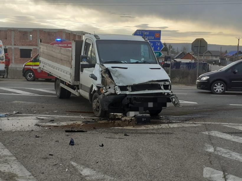 Accident la Vaslui. Mașinile sunt avariate. Două persoane au ajuns la spital 18829085