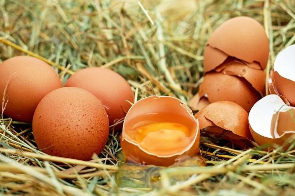 Prețul ouălor de țară explodează. Românii scot mulți bani din buzunar pentru presupusele produse bio