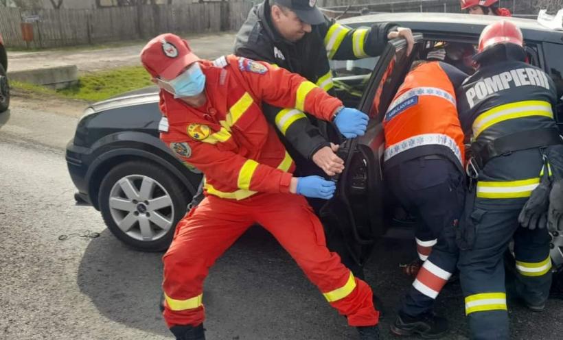 Accident pe DN 2A, în județul Ialomița. O mașină a intrat într-un copac. Două persoane au fost rănite 18829260