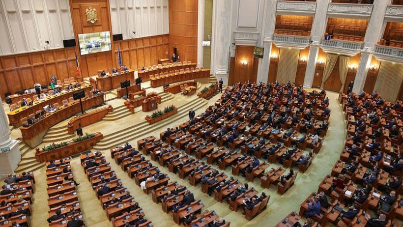 Proiecte de lege, uitate zeci de ani în sertarele comisiilor permanente din Parlament