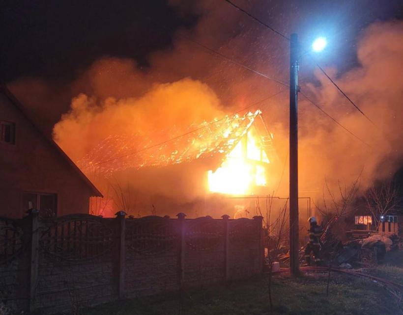 Incendiu violent la o locuință din Sântion! Un bărbat a suferit arsuri la cap