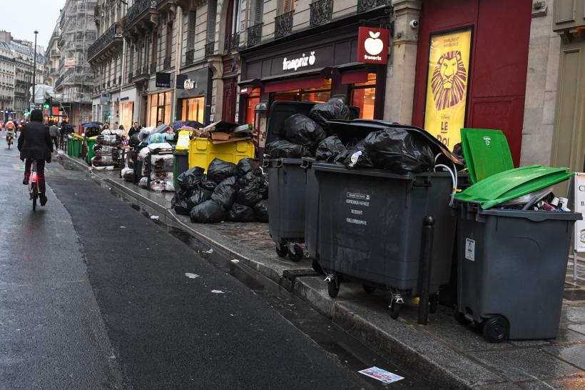 Invazia șobolanilor îngrozește parizienii: străzi pline cu gunoaie după protestele uriașe