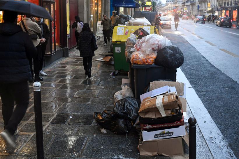 Invazia șobolanilor îngrozește parizienii: străzi pline cu gunoaie după protestele uriașe 18829411