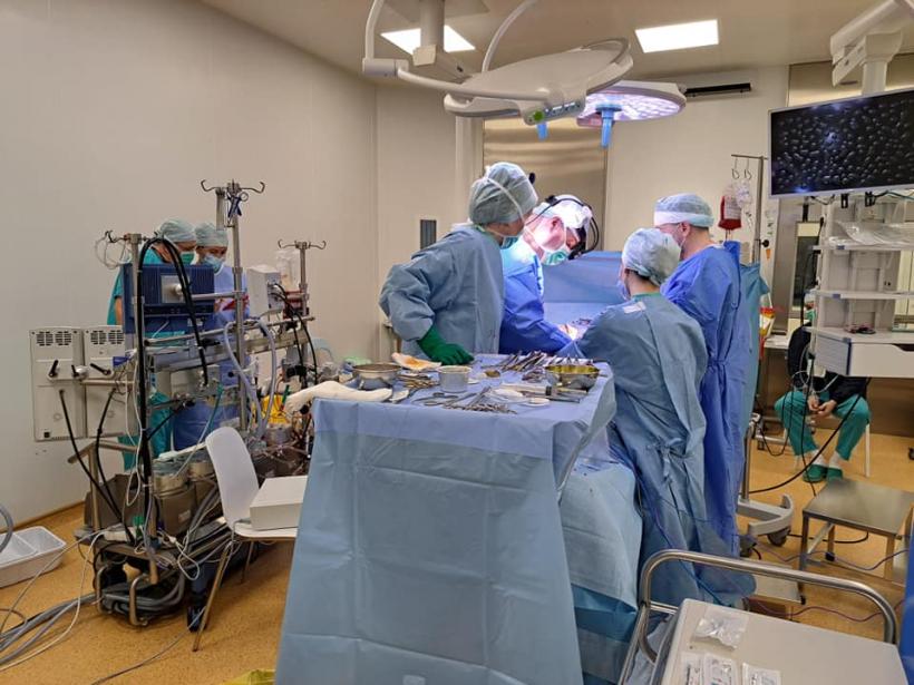 Operație de reconstrucție de aortă, făcută cu succes de medicii arădeni unui pacient de 60 de ani