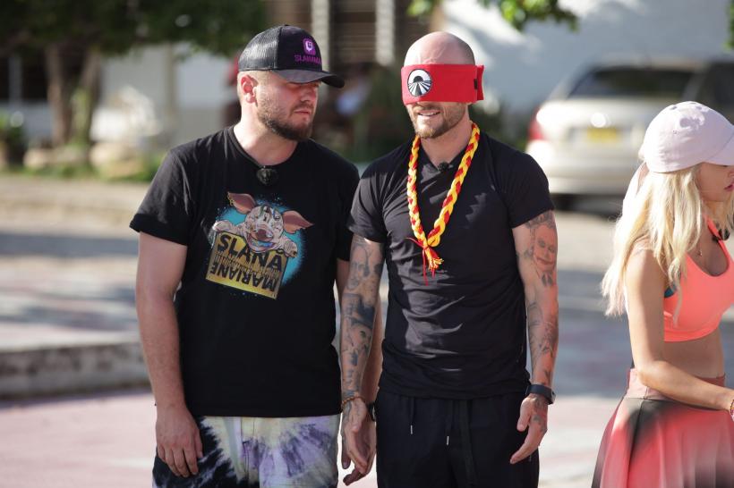 America Express,  din nou lider de piață. Începe lupta pentru locurile din finală. Vulturul roșu așteaptă ultima echipă din cursă 18829779