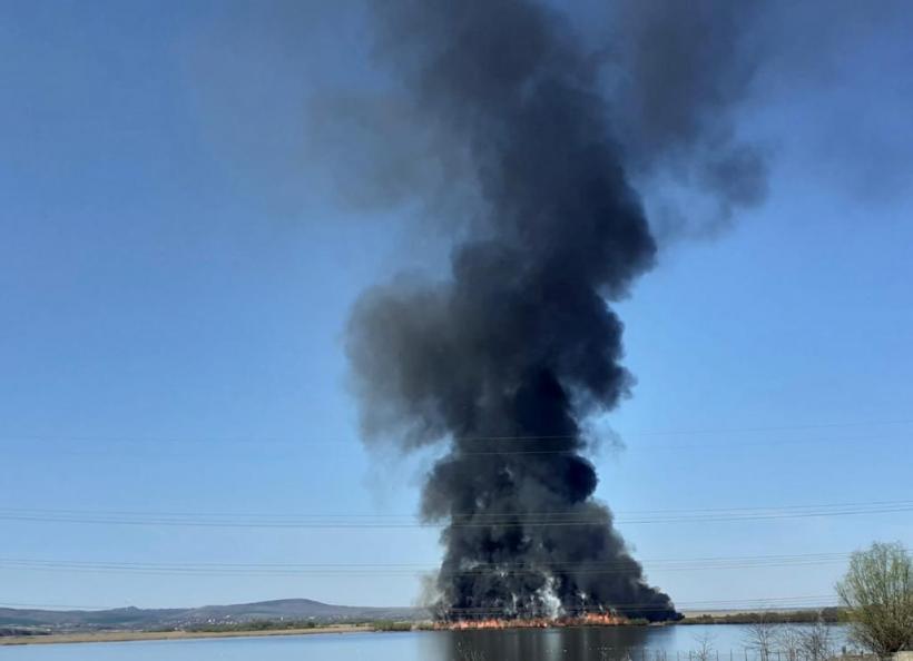Apel al ISU Tulcea pentru stoparea incendiilor de vegetație. Pericol pentru oameni, habitate naturale și bunuri materiale 18829750