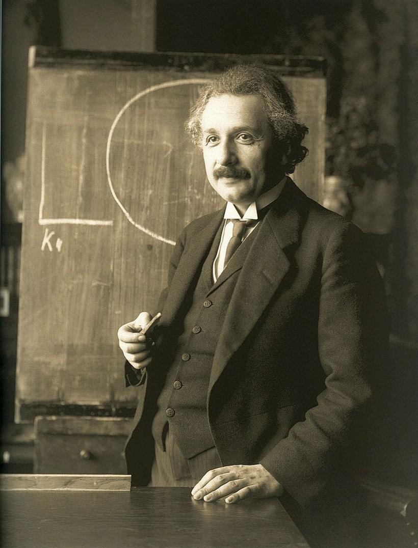 Einstein, fizicianul cu o șosetă roșie și una albastră 18829654