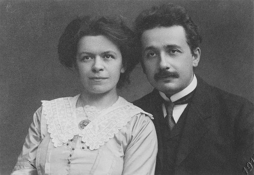 Einstein, fizicianul cu o șosetă roșie și una albastră 18829655