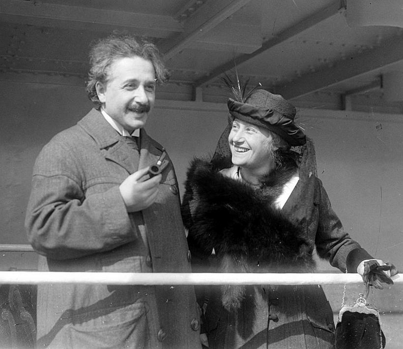 Einstein, fizicianul cu o șosetă roșie și una albastră
