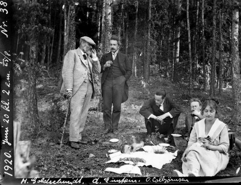 Einstein, fizicianul cu o șosetă roșie și una albastră 18829657