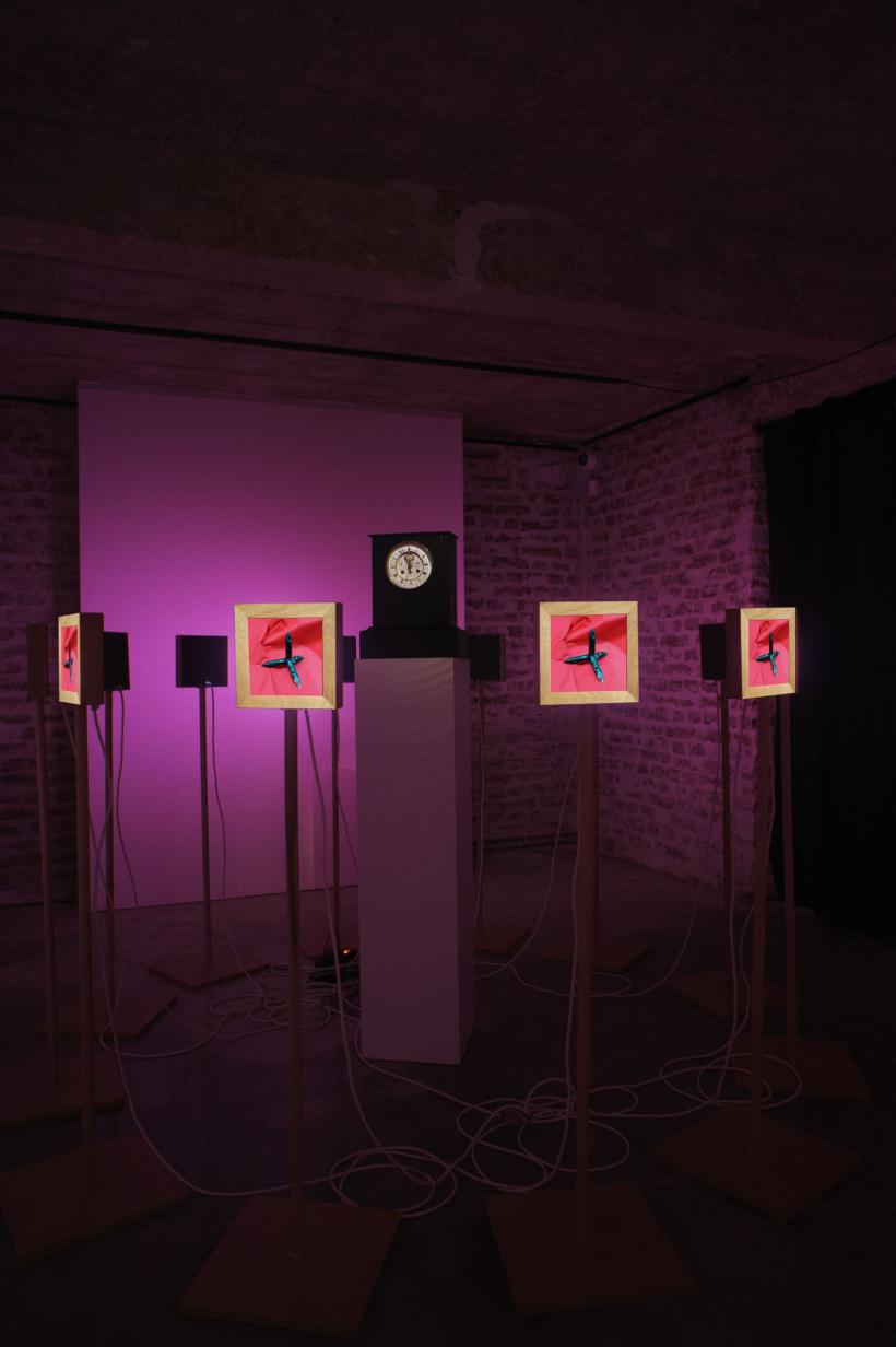 Galeria Scemtovici & Benowitz Gallery are onoarea să prezinte expoziția personală a artistului Olimpiu Bandalac „ORELE...”, o instalație multimedia de pictură, obiect și instalație sonoră inspirate de creația muzicală a compozitorului Octavian Nemescu 18829704