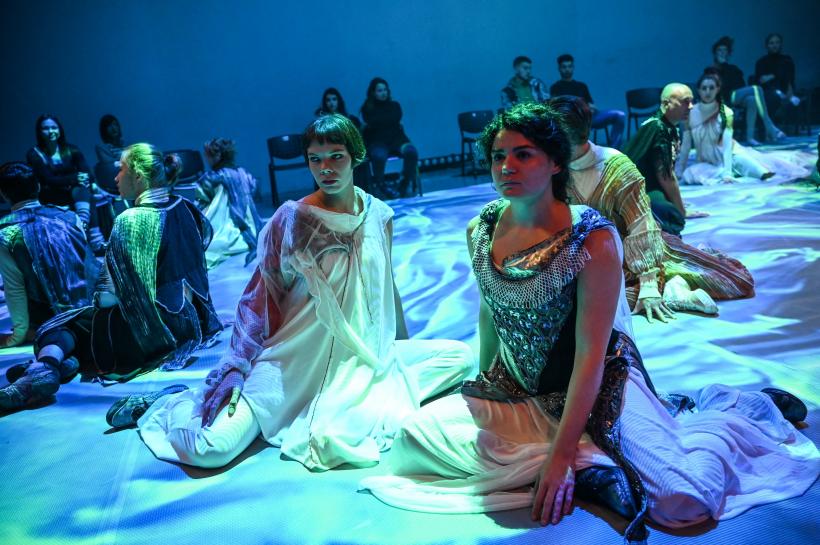 TNRS dăruiește spectacolul „Felii” de Ziua Mondială a Teatrului pe Scena Digitală. Premierele lunii martie pe Scena Digitală: „Perfect compus” și „antigona. un recviem” 18829801