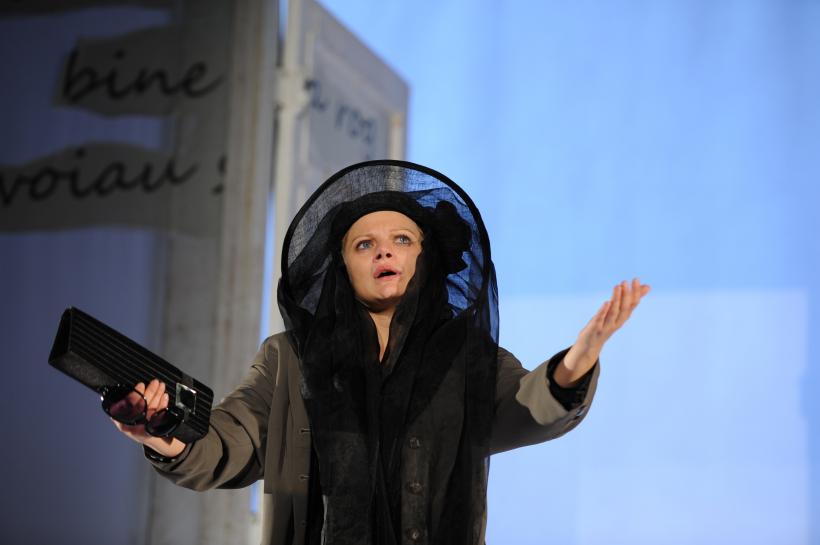 TNRS dăruiește spectacolul „Felii” de Ziua Mondială a Teatrului pe Scena Digitală. Premierele lunii martie pe Scena Digitală: „Perfect compus” și „antigona. un recviem” 18829802