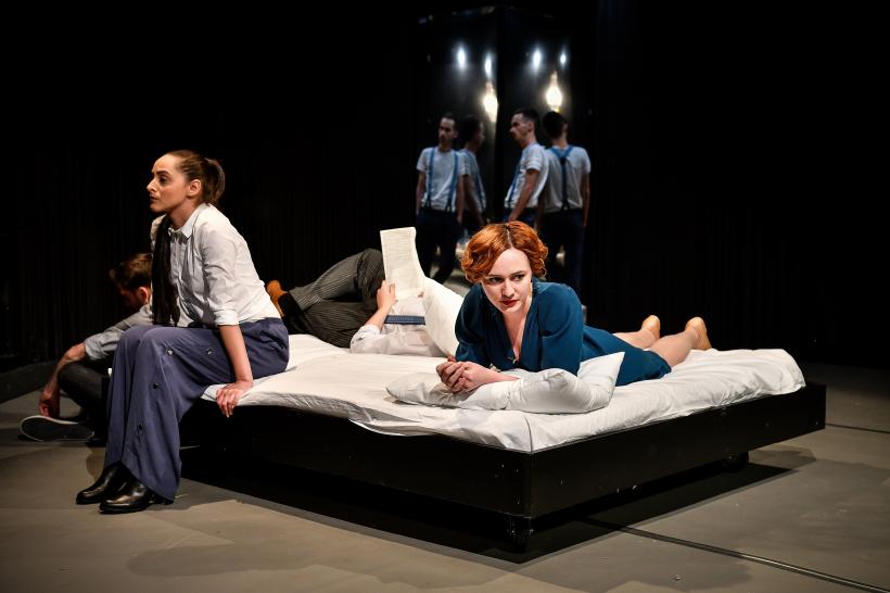 TNRS dăruiește spectacolul „Felii” de Ziua Mondială a Teatrului pe Scena Digitală. Premierele lunii martie pe Scena Digitală: „Perfect compus” și „antigona. un recviem” 18829803