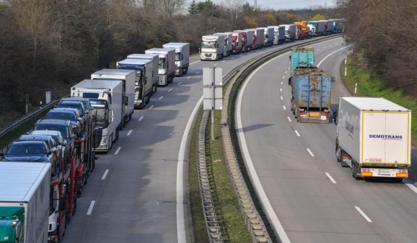 Trafic paralizat la granița cu Ungaria. Restricții pentru camioane 