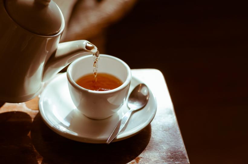Două băuturi, o singură experiență: ceai și vin