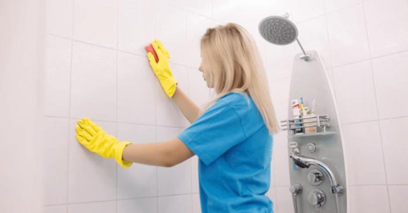 Cum se curăță și se îngrijesc gresia și faianța în baie?
