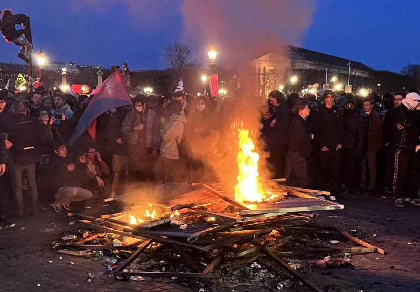 Zeci de protestatari reţinuţi la Paris în urma confruntărilor cu forţele de ordine