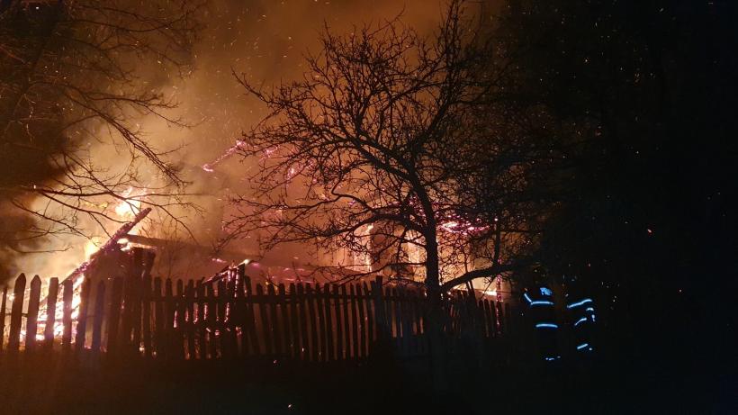Argeș: Bărbat carbonizat, găsit într-o casă cuprinsă de flăcări