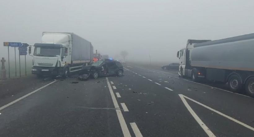 Accident în lanț, cu două autoturisme și trei TIR-uri 18830622