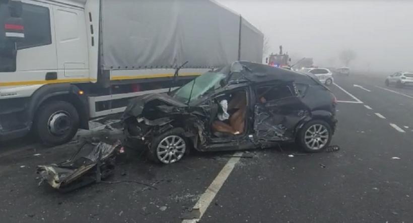 Accident în lanț, cu două autoturisme și trei TIR-uri 18830623