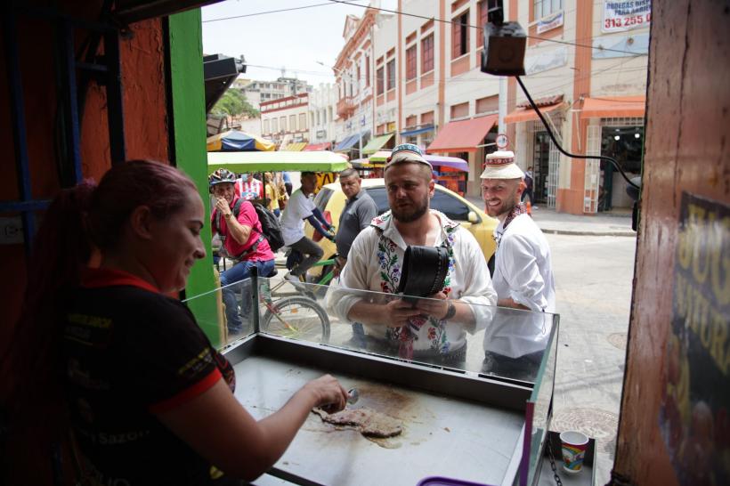 Concurenții America Express dau startul carnavalului în Barranquilla, orașul unde se desfășoară al doilea cel mai mare eveniment de acest gen din lume. Ediția de ieri seară, lider de audiență 18830675