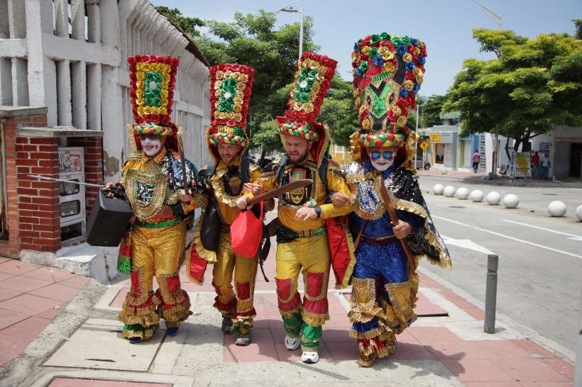 Concurenții America Express dau startul carnavalului în Barranquilla, orașul unde se desfășoară al doilea cel mai mare eveniment de acest gen din lume. Ediția de ieri seară, lider de audiență 18830680