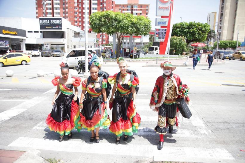 Concurenții America Express dau startul carnavalului în Barranquilla, orașul unde se desfășoară al doilea cel mai mare eveniment de acest gen din lume. Ediția de ieri seară, lider de audiență 18830681