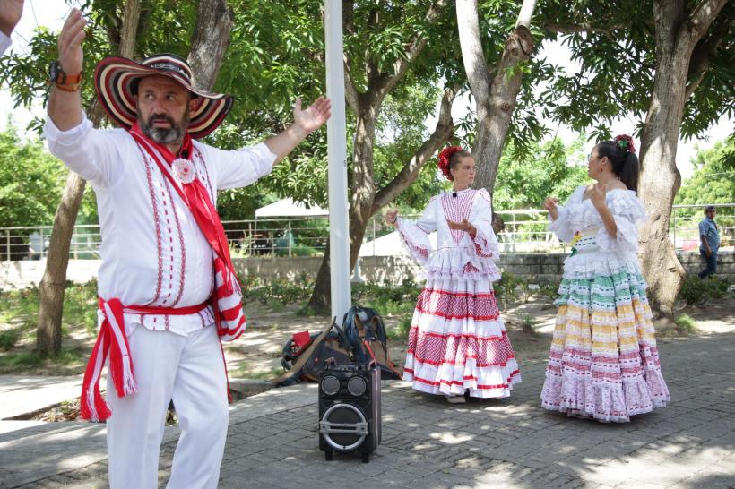 Concurenții America Express dau startul carnavalului în Barranquilla, orașul unde se desfășoară al doilea cel mai mare eveniment de acest gen din lume. Ediția de ieri seară, lider de audiență 18830683