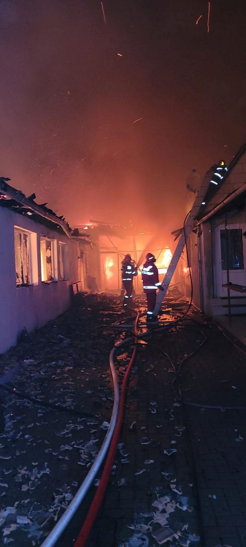 Incendiu puternic în Alba. Ard generalizat două locuințe, cu posibilitate de extindere la a treia