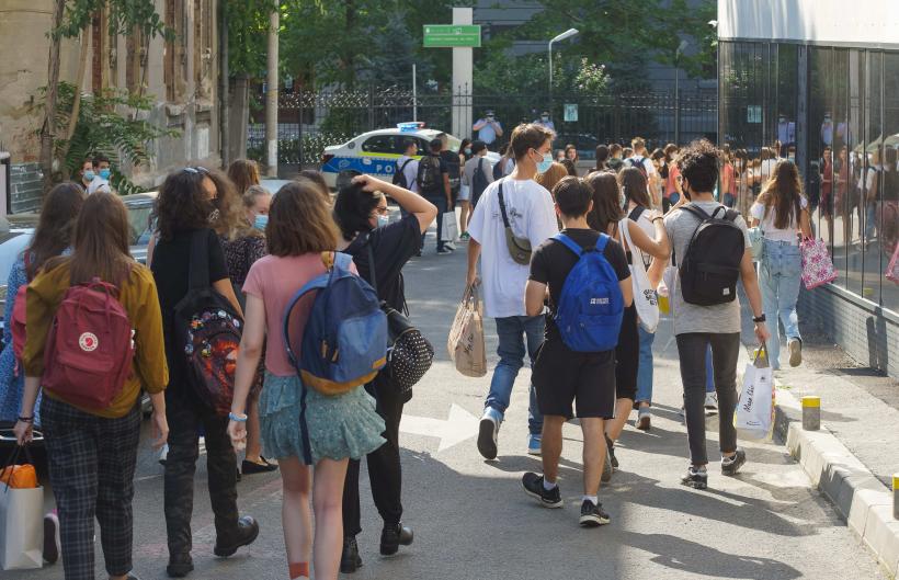 Vindeau droguri în şcoli! 23 de percheziţii în București 18830641