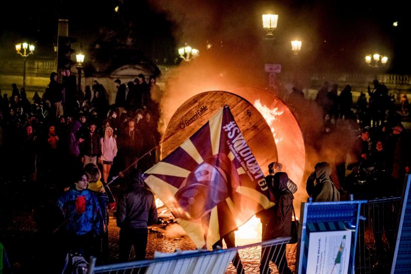 Protestele continuă în Franţa, în contextul respingerii moţiunilor de cenzură împotriva reformei pensiilor 18830778