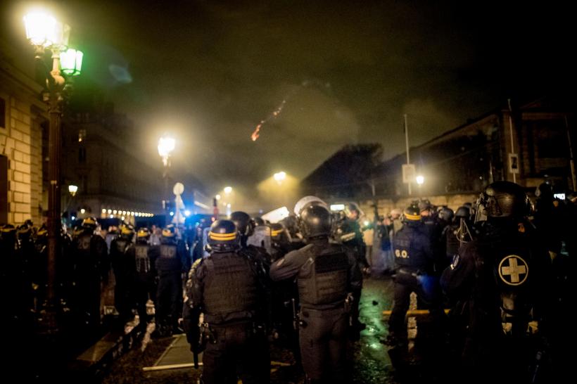 Protestele continuă în Franţa, în contextul respingerii moţiunilor de cenzură împotriva reformei pensiilor 18830779