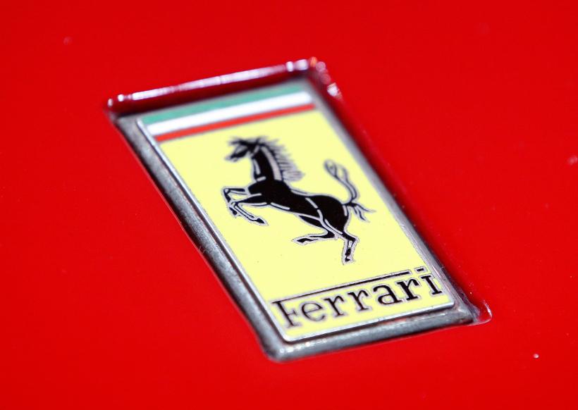 Un turist american a intrat cu mașina Ferrari într-o celebră piață din Florența