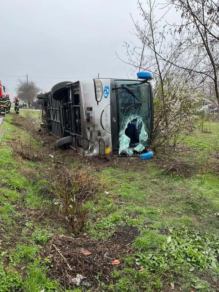 Accident grav în Ialomița. Un autocar cu 41 de pasageri s-a răsturnat într-un șanț