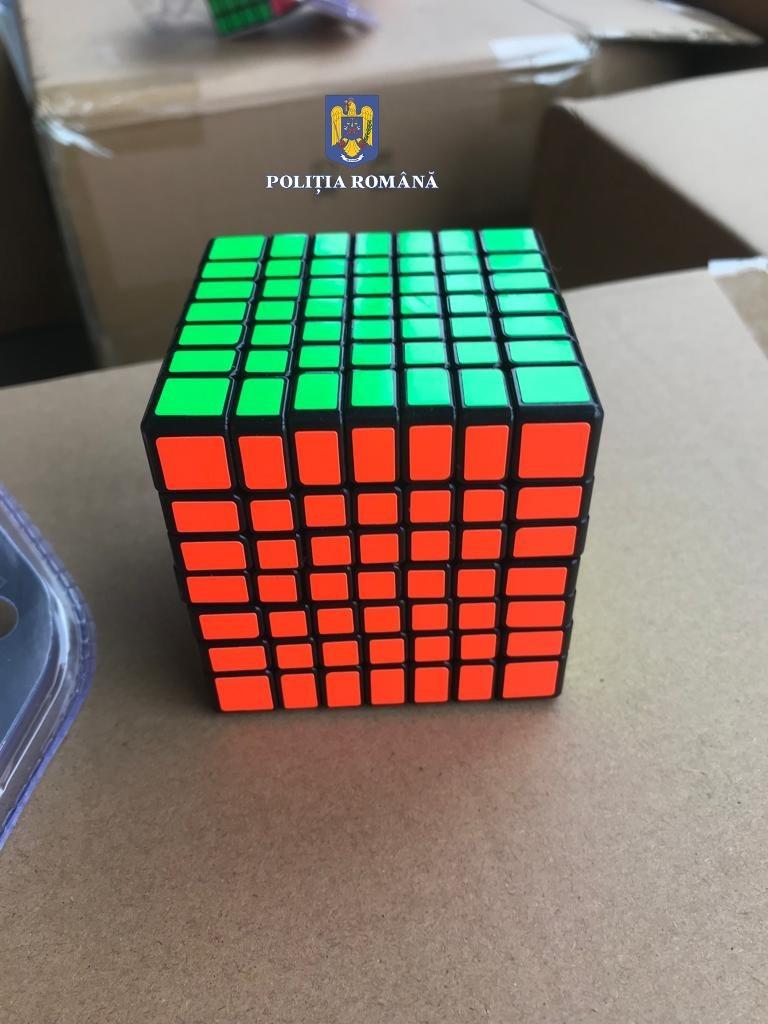 Dosar penal pentru mărfuri contrafăcute.  A fost descoperit un container cu cuburi Rubik false 18831081