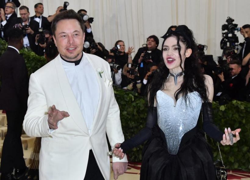 Elon Musk și Grimes au fost obligați să schimbe numele primului lor copil