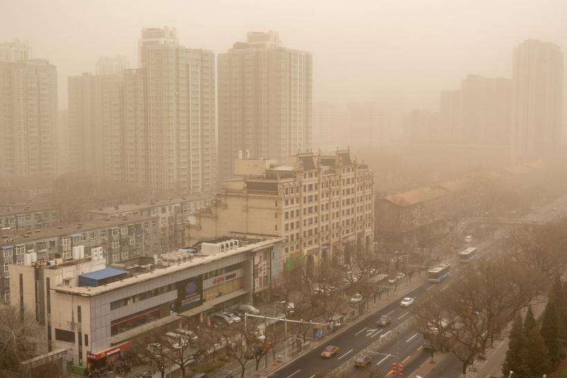 Furtună de nisip la Beijing și în nordul Chinei. Poluarea atmosferică a atins cote maxime