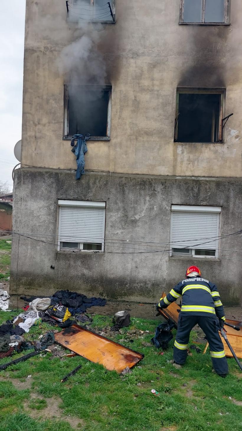 Foc într-un bloc din Măcin! Incendiul a izbucnit de la o țigară