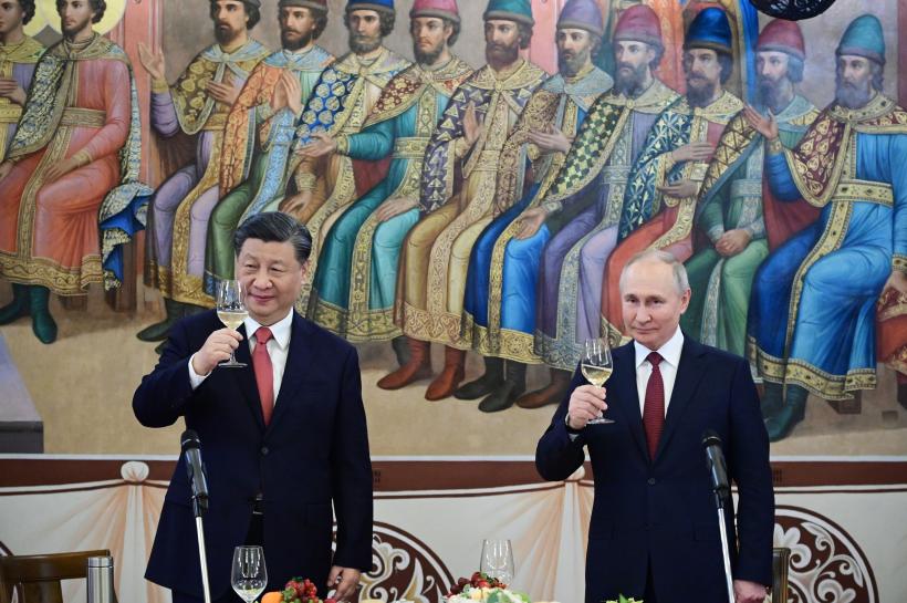 Limbajul trupului: Xi, mai relaxat decât Putin la prima întâlnire de la Moscova 