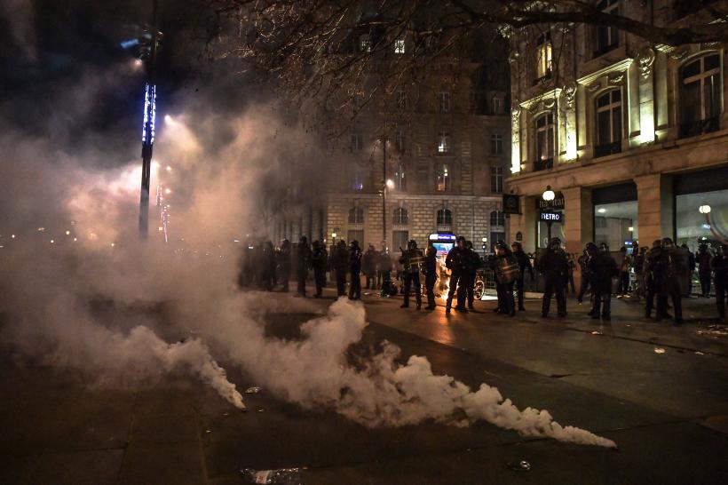 Continuă protestele violente în Franţa. Zeci de persoane au fost reţinute
