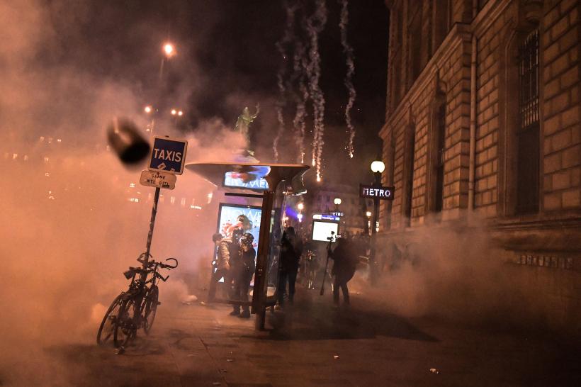 Continuă protestele violente în Franţa. Zeci de persoane au fost reţinute 18830934