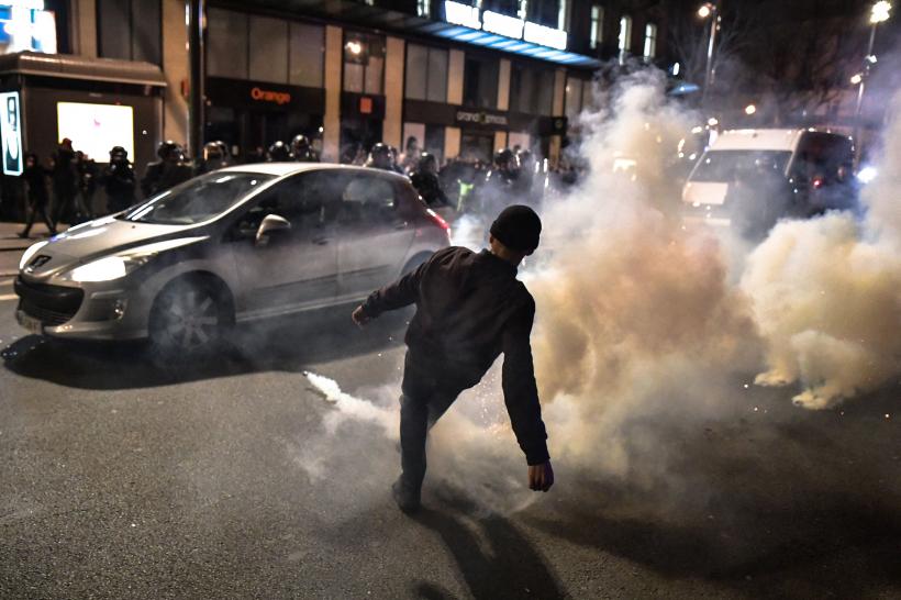 Continuă protestele violente în Franţa. Zeci de persoane au fost reţinute 18830936