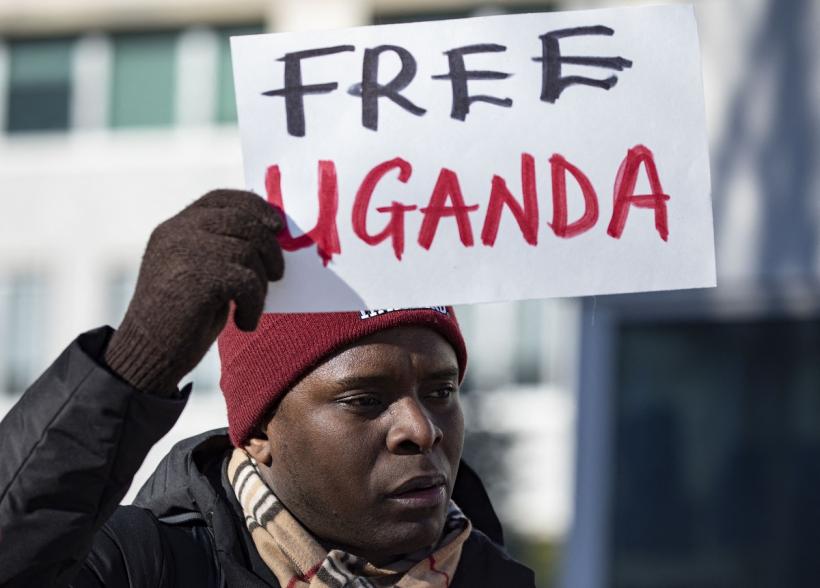 Uganda permite pedeapsa cu moartea și închisoarea pe viață pentru cuplurile gay 18830951