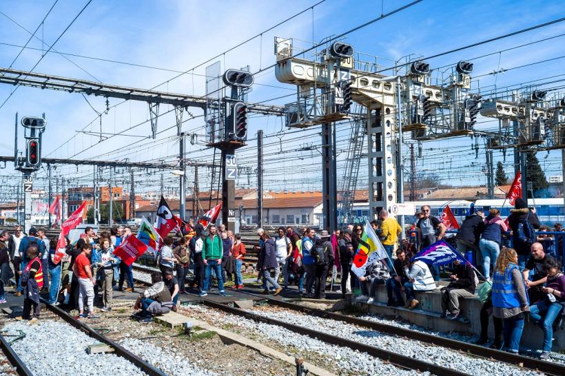 Proteste explozive în Franța 18831136