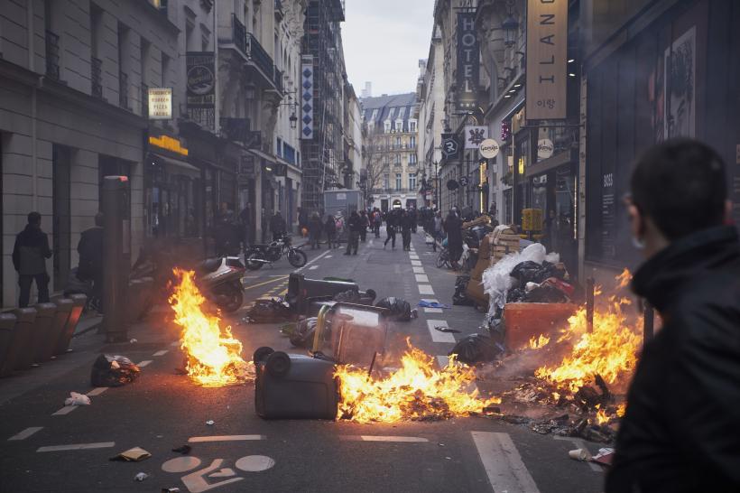 Peste 170 de protestatari violenţi, reţinuţi în Franţa. Manifestanții au atacat forțele de ordine 18831312