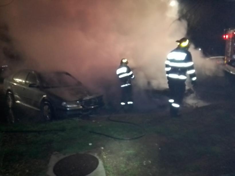Trei mașini au fost incendiate pe o stradă din Râmnicu Vâlcea 18831318