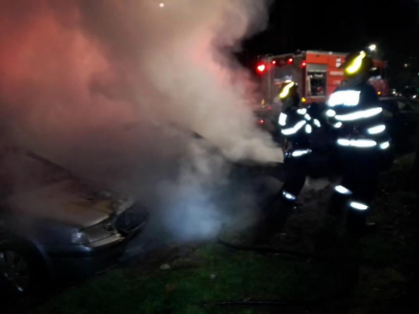 Trei mașini au fost incendiate pe o stradă din Râmnicu Vâlcea