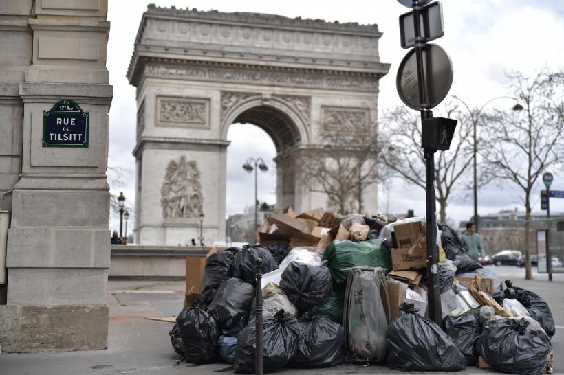 Parisul a devenit orașul gunoaielor! Imagini impresionante cu munții de deșeuri din capitala Franței